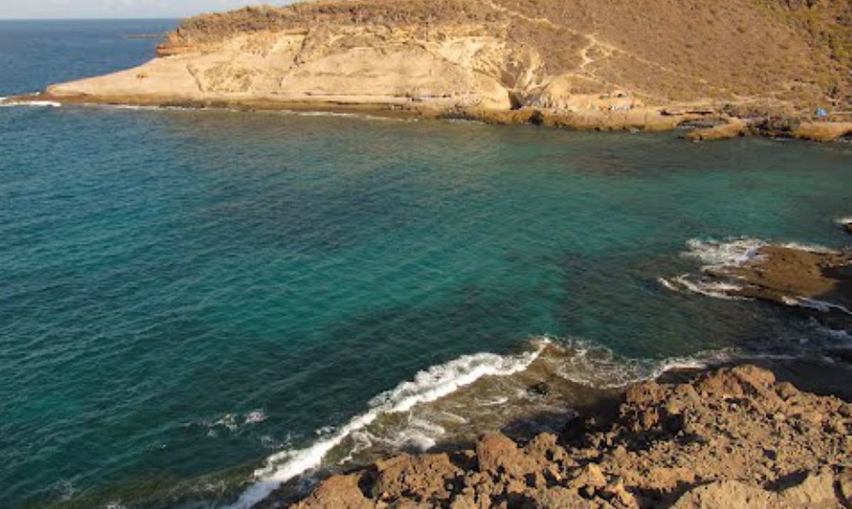 El Cabildo, a través del área de Medio Natural, Sostenibilidad, Seguridad y Emergencias, ha concluido la restauración de La Caleta, ubicada en la costa de Adeje y que tiene la catalogación de Sitio de Interés Científico (SIC) por su importancia natural y su alto valor ecológico, geológico y paisajístico.