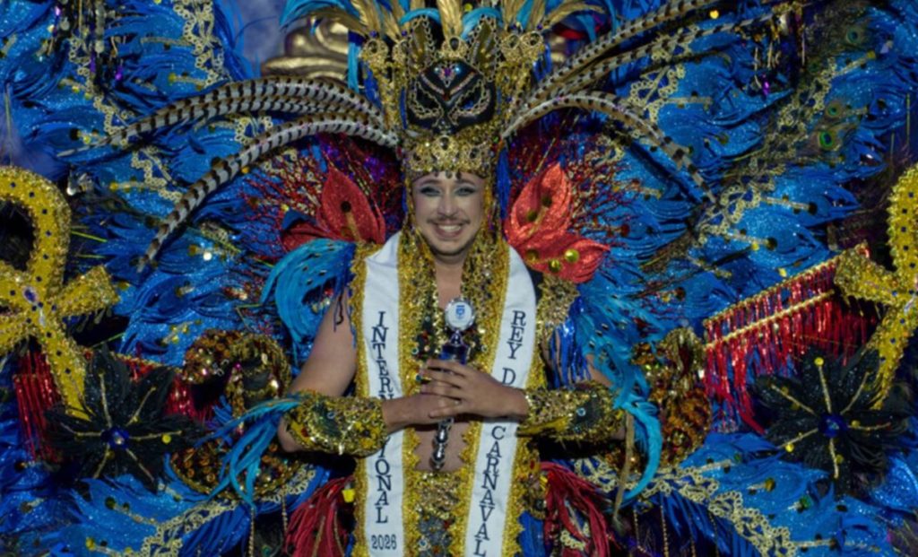 Puerto de la Cruz ya tiene a sus tres monarcas: Marta, María de la Paz y Germán reinan en el Carnaval más mexicano