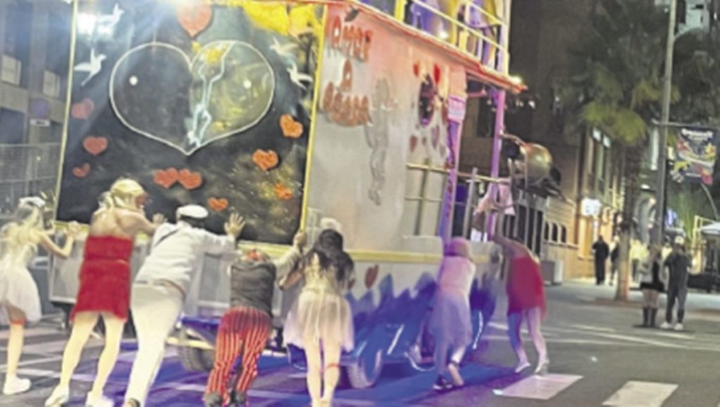 Inmovilizada una carroza en la Cabalgata del Carnaval de Santa Cruz de Tenerife por perder gasolina