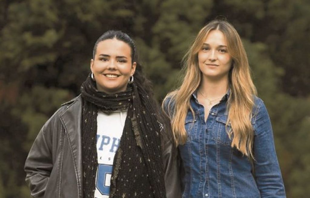 Aitziber Peláez (i) y la tinerfeña Laura Garnica, en el campus de Arrosadia de la Universidad de Navarra.