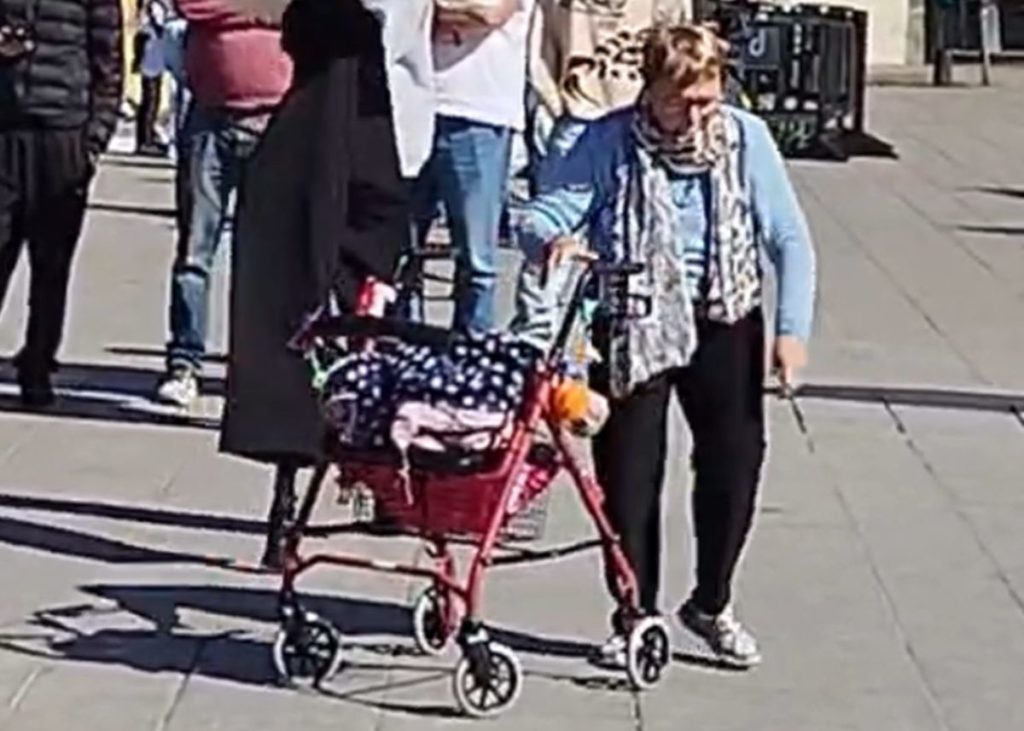 Ni el andador la frenó: el baile de esta mujer en La Laguna que "nos ha robado el corazón a todos"