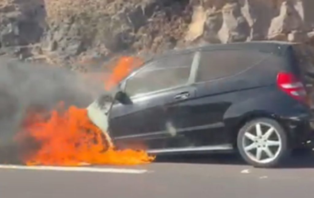 Caos en la TF-1: un coche en llamas a la altura del Aeropuerto del Sur provoca atascos