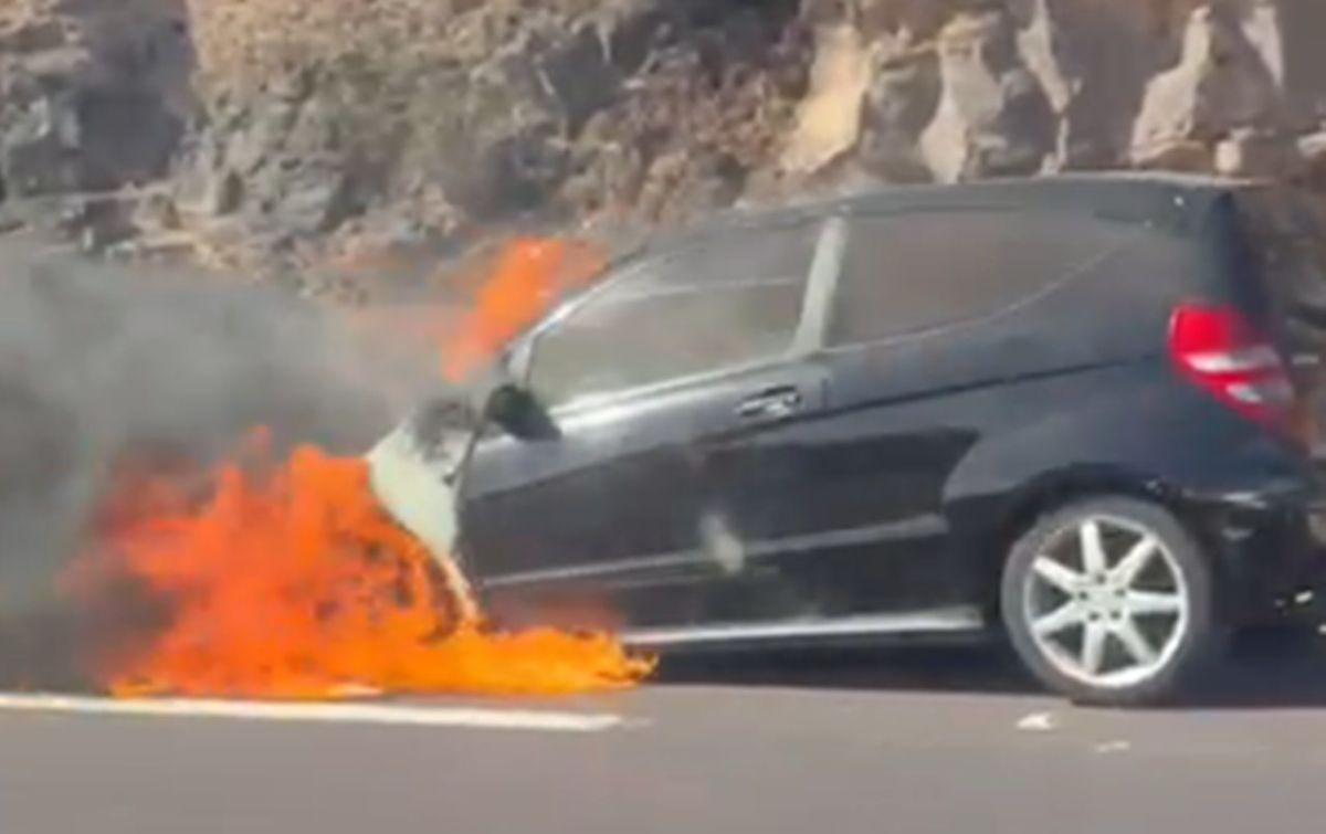 Caos en la TF-1: un coche en llamas a la altura del Aeropuerto del Sur provoca atascos