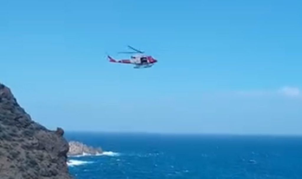 Buscan a una persona desaparecida en el norte de Tenerife: un helicóptero peina la costa