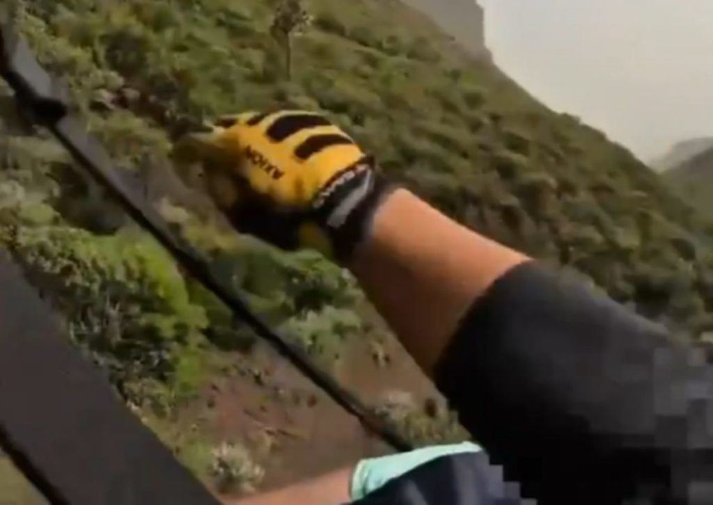 Rescate aéreo en Anaga: evacúan en helicóptero a un extranjero herido en la playa de Antequera