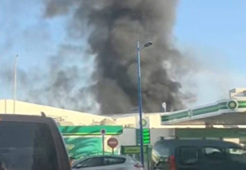 Incendio en un aparcamiento de guaguas en Lanzarote: los bomberos trabajan en la extinción en Arrecife