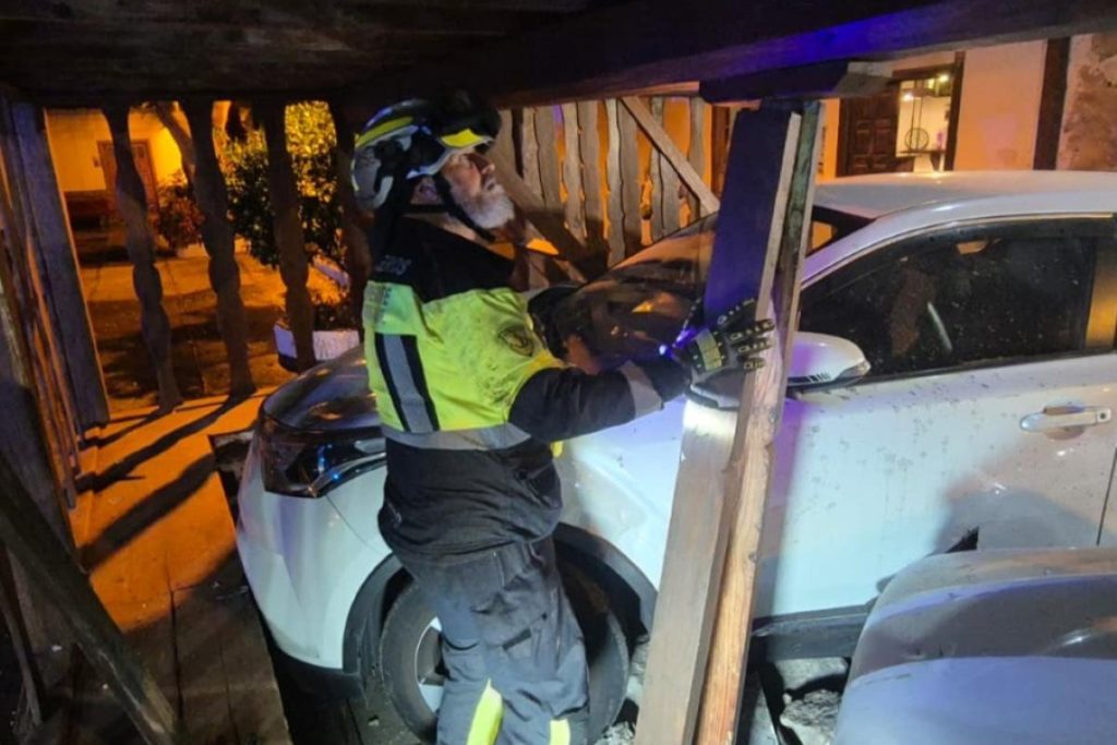 Choca contra un muro en Icod y se queda atrapado en el coche
