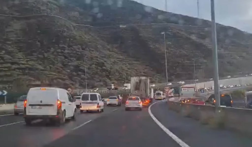 Caos en la TF-1: un vuelco y una avería colapsan el tráfico hacia Santa Cruz