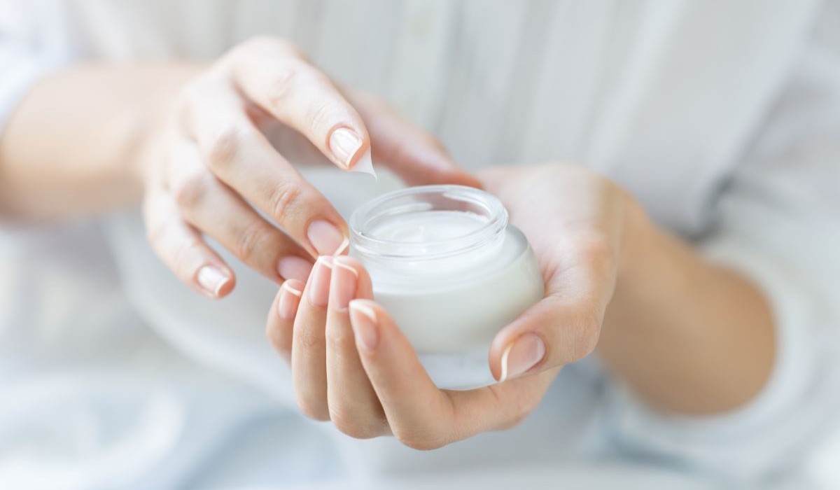 Alerta sanitaria: si tienes esta conocida crema en casa, deja de usarla de inmediato y tírala