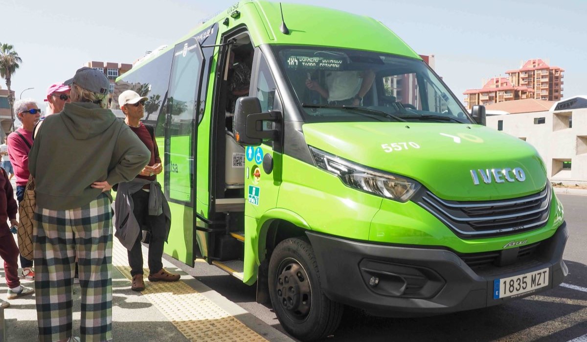 Usuarios de la nueva línea 385 de Titsa: “Ya era hora, hacía mucha falta esta guagua”