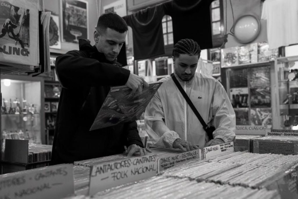 El disco, con la producción de Jay Back, se construye desde un mensaje sobrio, con el rap como eje narrativo