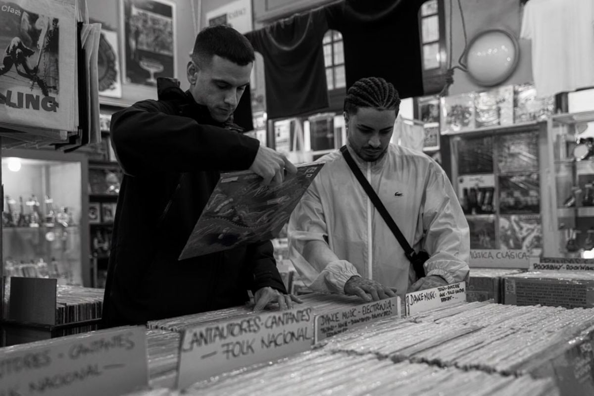 El disco, con la producción de Jay Back, se construye desde un mensaje sobrio, con el rap como eje narrativo