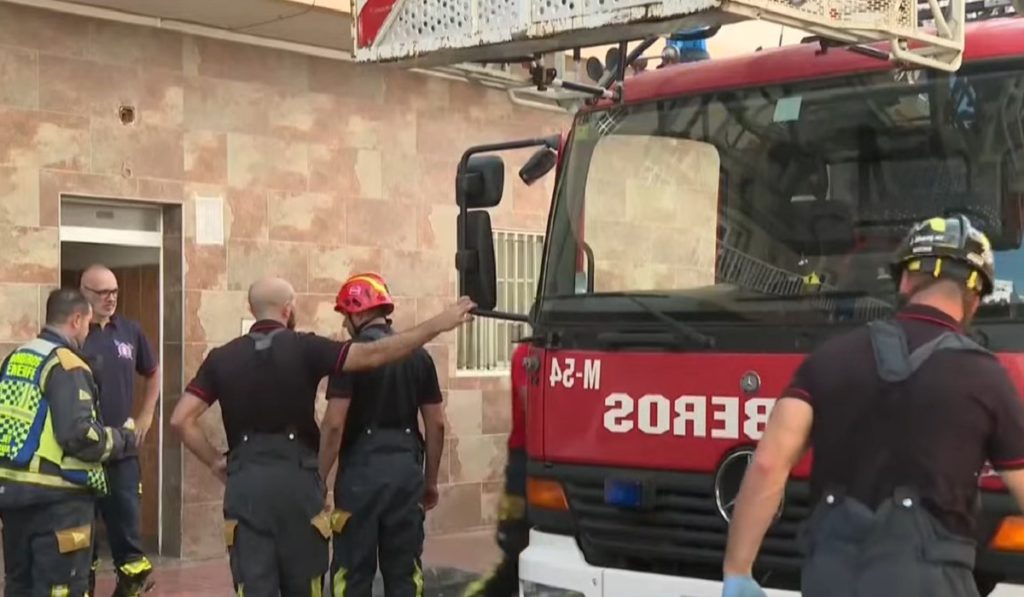 Efectivos de los Bomberos de Tenerife intervienen en el incendio de un edificio de la calle San Clemente, en Arona