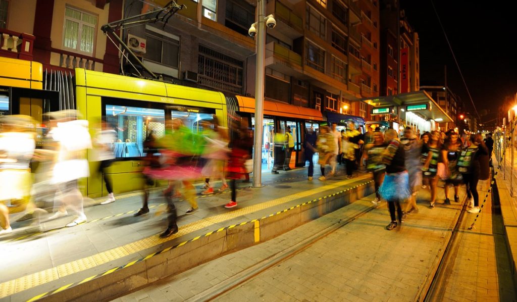 Pasajeros disfrazados bajan de un tranvía de la Línea 1, que operará con unidades dobles y refuerzos de seguridad durante los días principales del Carnaval de Santa Cruz de Tenerife