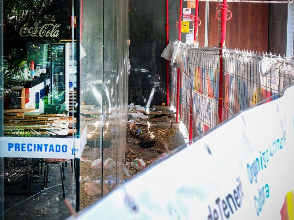 Estado actual de la terraza superior del quiosco-bar que da a la Rambla de Santa Cruz. | Alfredo Mesa