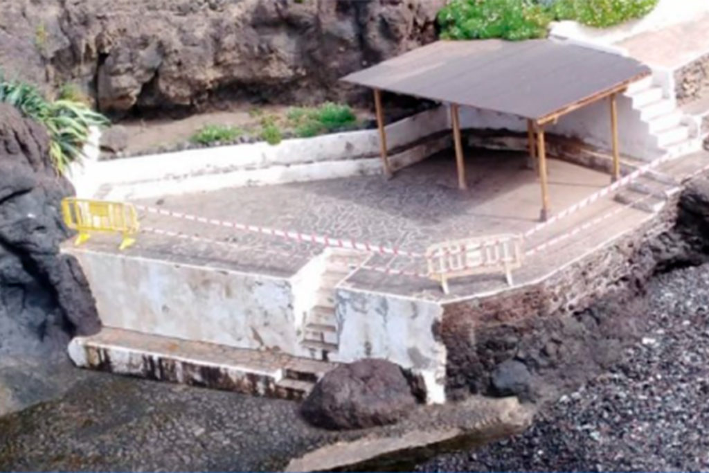 Cierran una playa de Garachico por el derrumbe de un muro