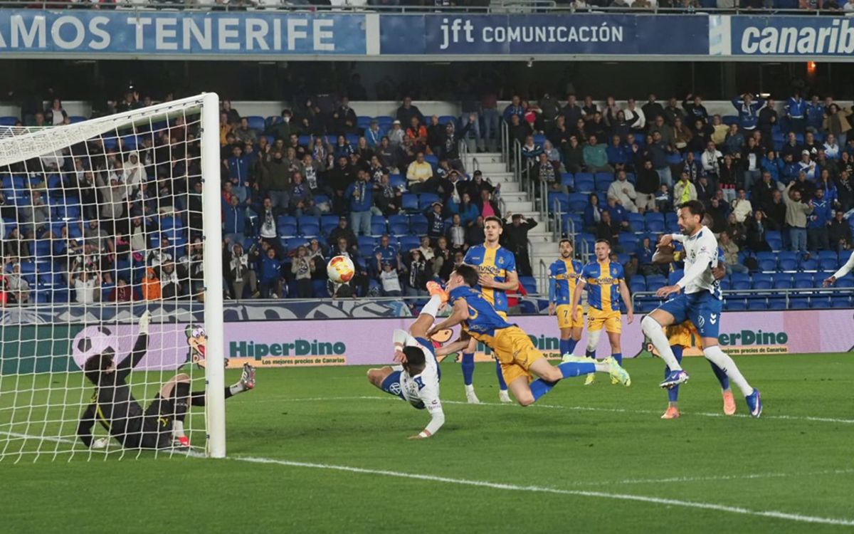 El CD Tenerife, con uno menos, empata un partido que merece ganar (2-2)