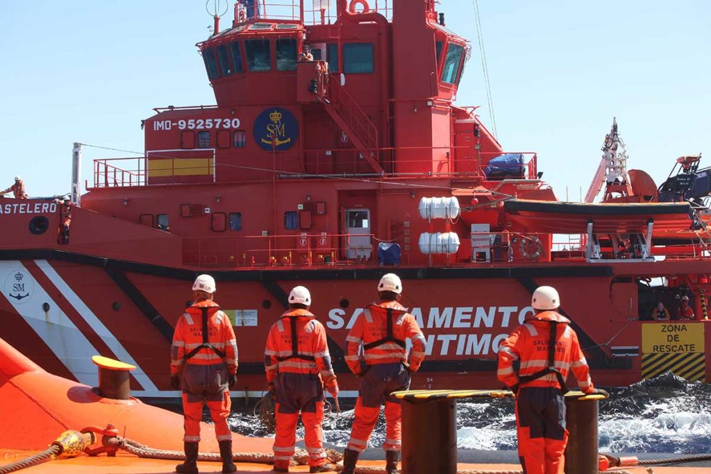 Rescatan a 47 ocupantes de una patera localizada al sureste de Fuerteventura