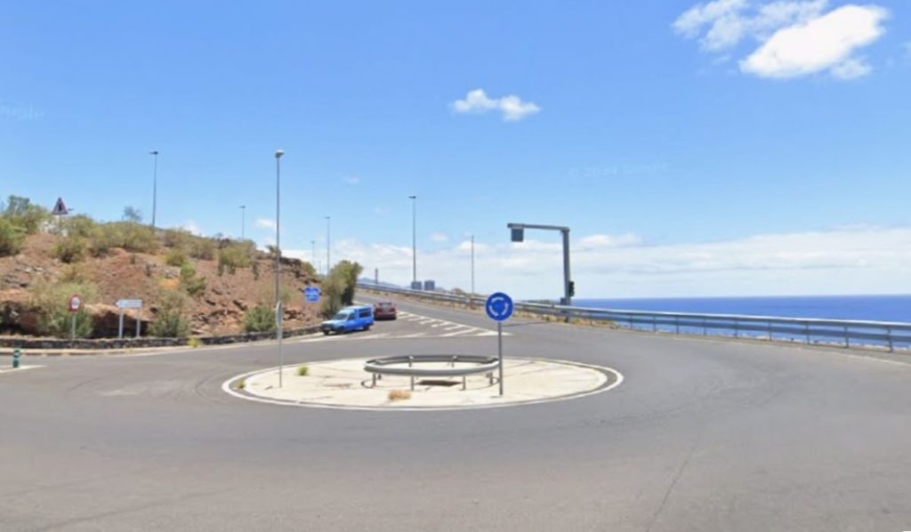 Localizan un cadáver en una rotonda de la TF-4