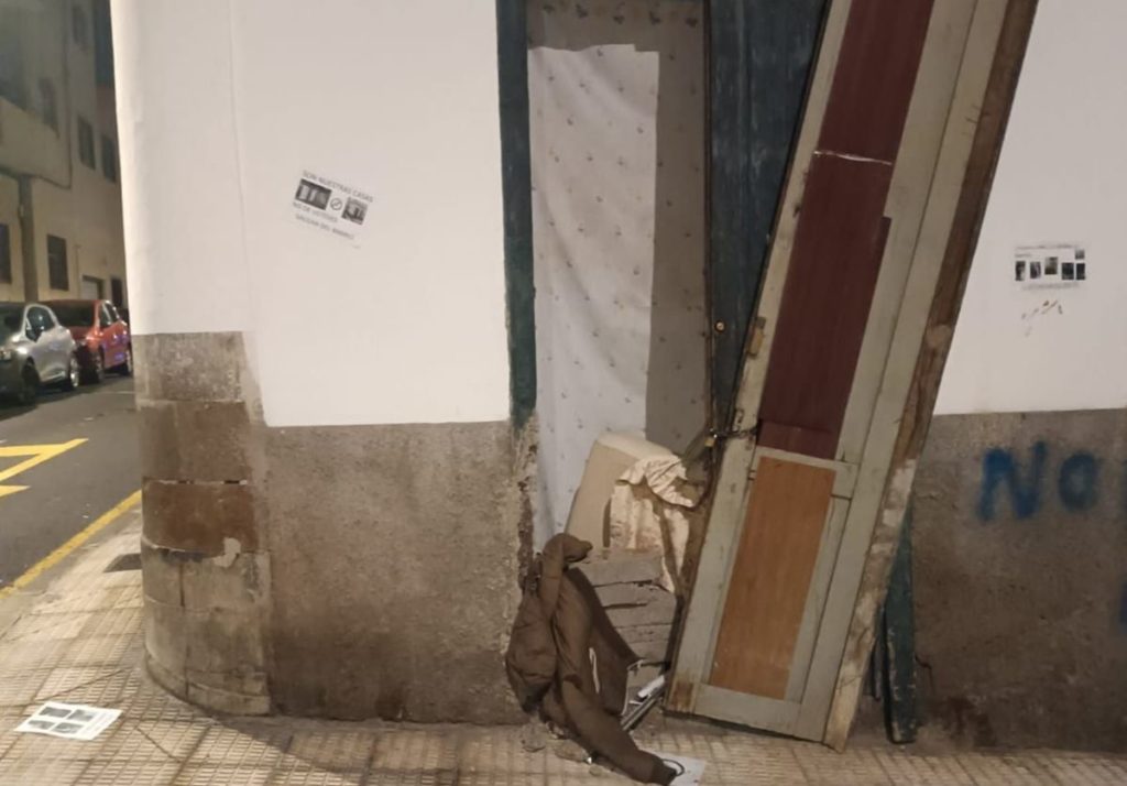 Vender un piso con okupas al 50% de su valor: el polémico negocio que hace "su agosto" en Canarias