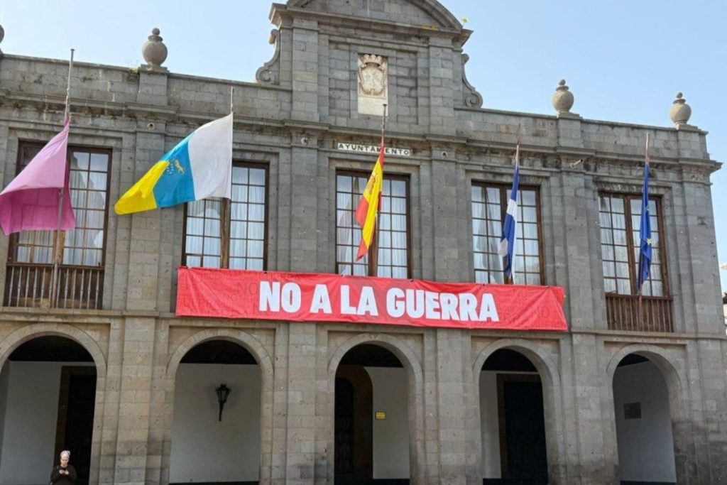 El Ayuntamiento de La Laguna coloca una pancarta en su fachada contra la guerra