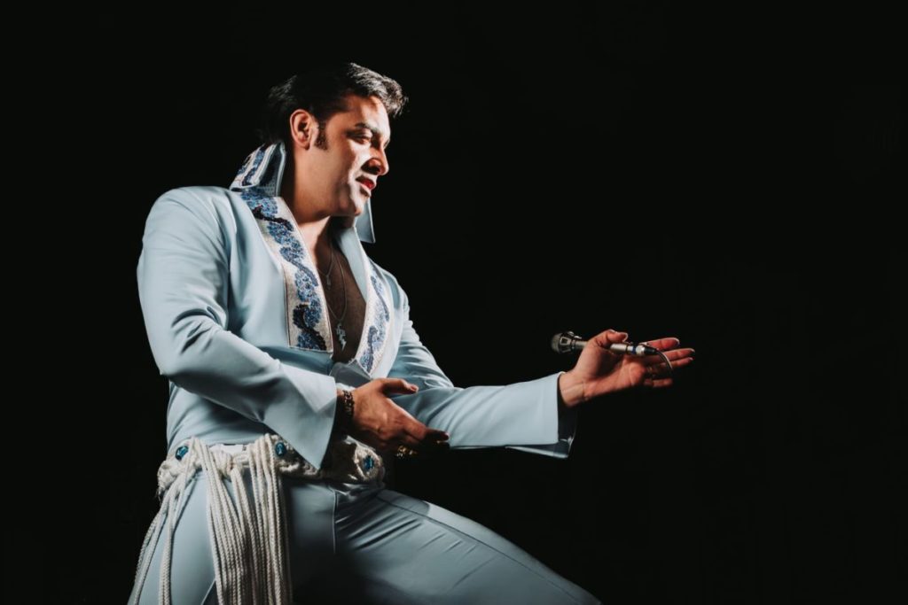 Aaron White se une a la Pelvis Band para homenajear a Elvis