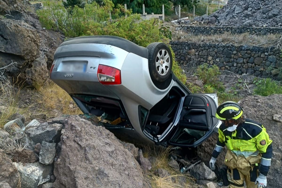 Rescate al límite en Punta Brava y un coche suspendido en Santiago del Teide: jornada negra en las carreteras