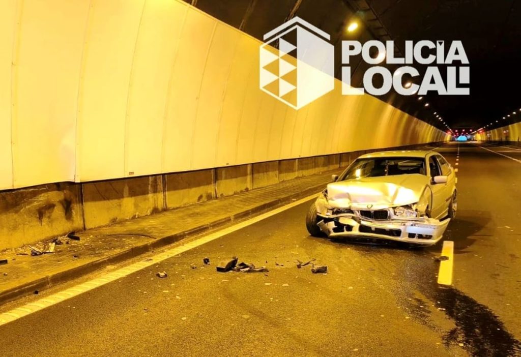 Piden precaución tras un accidente en el túnel de Tres de Mayo