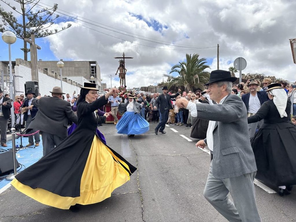Ni camiones cisterna ni desolación: el pueblo del sur de Tenerife que ha sacado a su Cristo para pedir que llueva