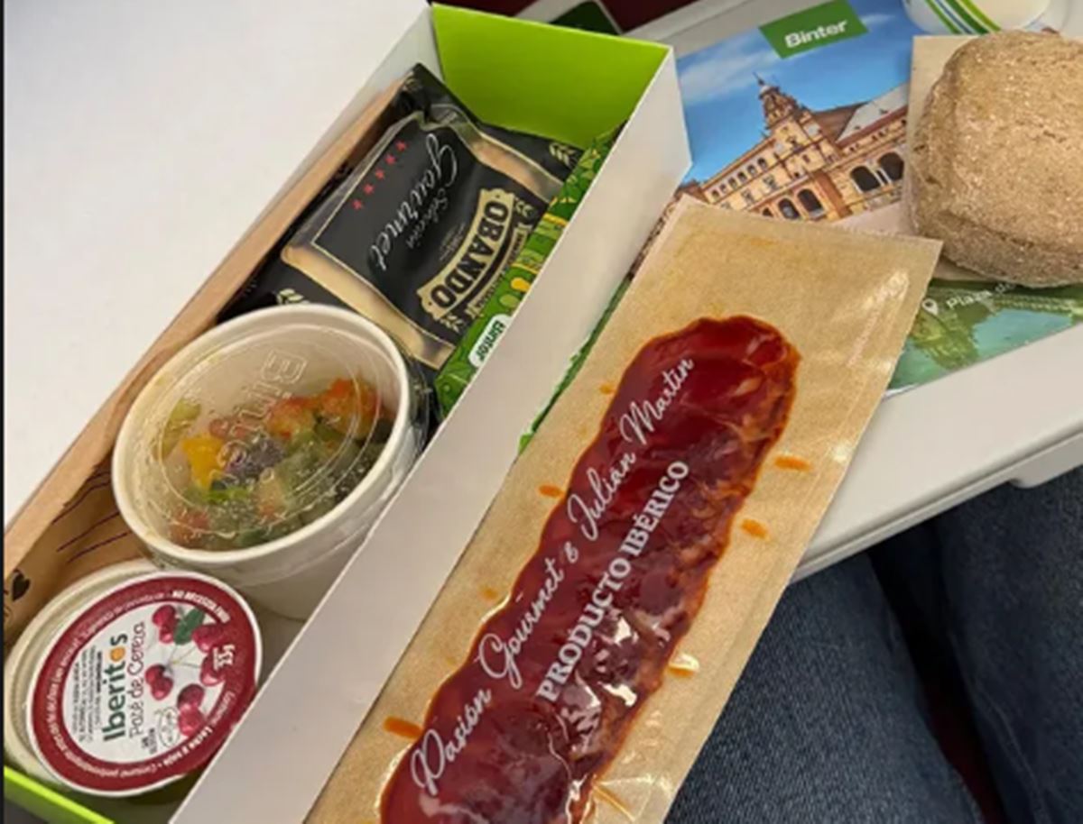 ¿Qué es un 'Tajaraste' o una 'Polca Majorera' en un avión? El secreto de los nuevos desayunos de Binter