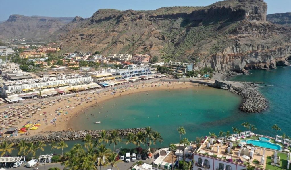 Hallan el cadáver de una menor de 15 años en la bocana de un muelle de Canarias