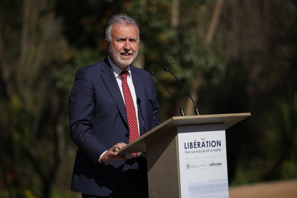El ministro de Política Territorial y Memoria Democrática, Ángel Víctor Torres, interviene durante la inauguración de la exposición ‘Libération. París 1944. Españoles, exilio y resistencia’, en los Jardines de Campo del Moro del Palacio Real, a 12 de marzo de 2026, en Madrid