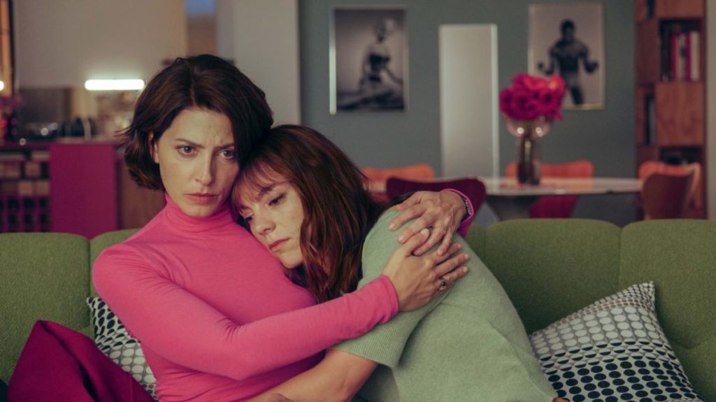 Bárbara Lennie y Victoria Luengo, en Amarga Navidad, de Pedro Almodóvar.