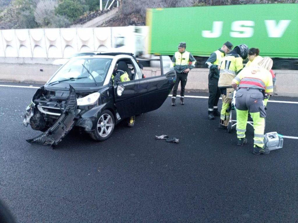 Un aparatoso vuelco en Tenerife deja una mujer herida