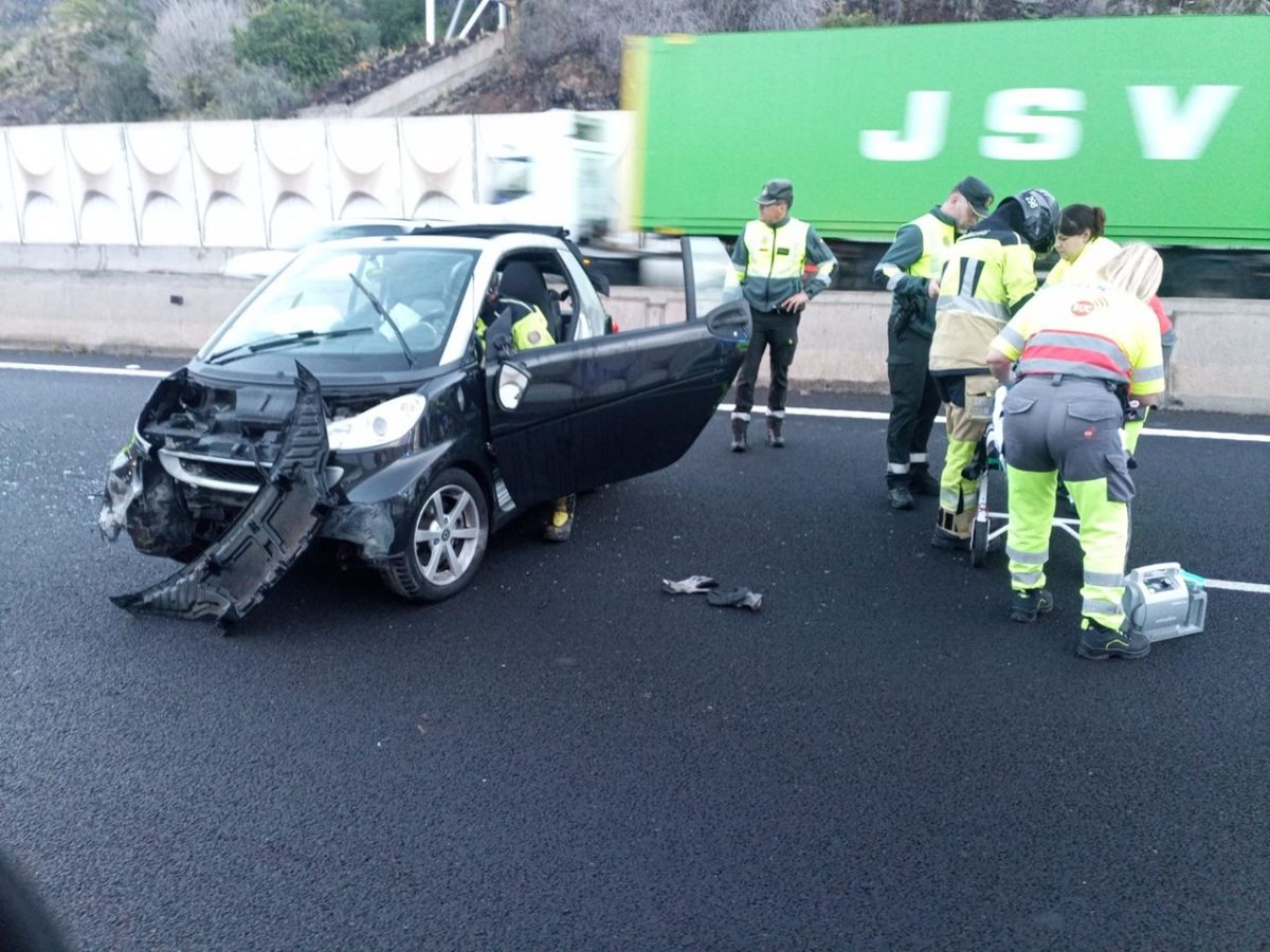 Un aparatoso vuelco en Tenerife deja una mujer herida