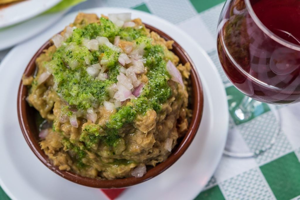 El restaurante de comida típica canaria de con el mejor escaldón de Tenerife que te pilla de camino al Teide