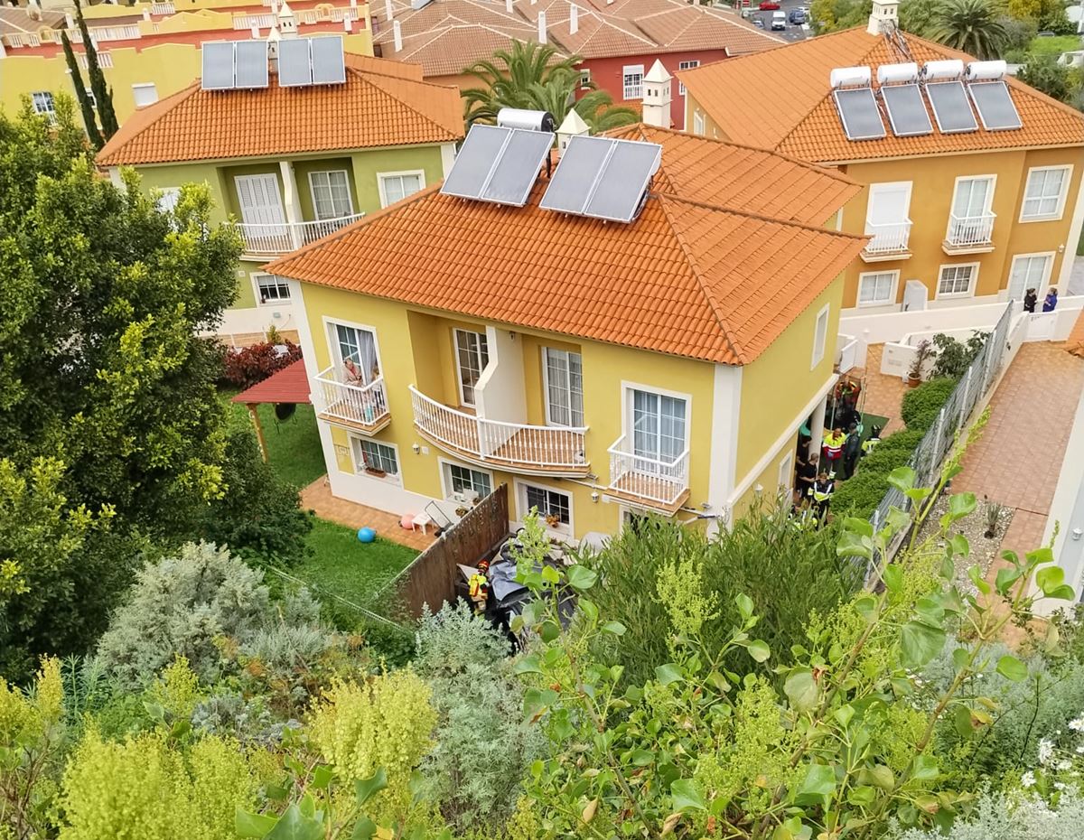 Milagro en Tenerife: un coche cae desde 10 metros y se empotra contra la terraza de una casa