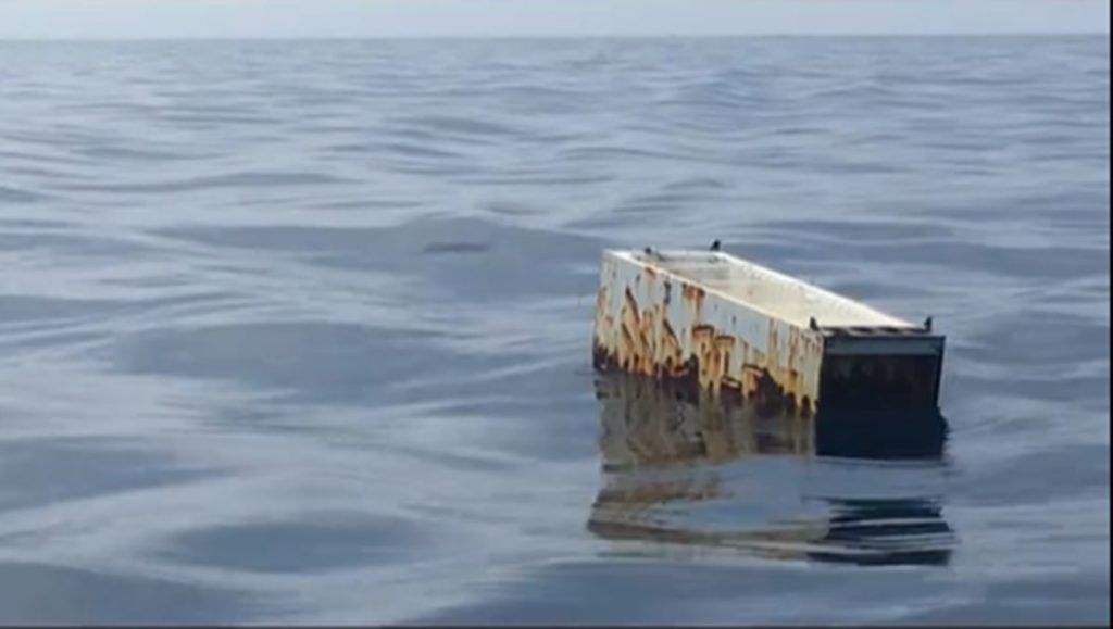 Una nevera flotando en Los Gigantes: el vídeo que alerta del grave problema ambiental en Canarias