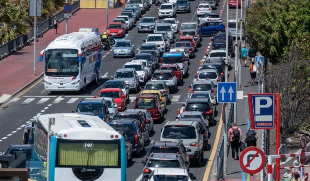 Empresarios del sur de Tenerife: “El lastre brutal del tráfico está aislando a la población”