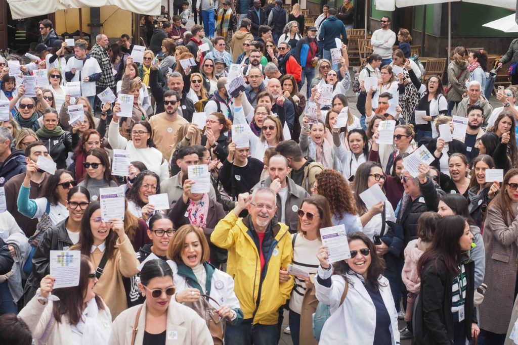 Trabajadores de farmacia se concentran para pedir “calidad y estabilidad”