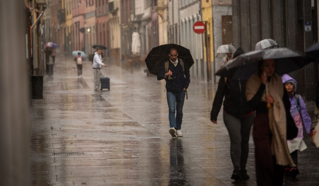 Llegan cambios: la Aemet avisa de lluvias persistentes y rachas de viento muy fuertes en estas zonas de Canarias