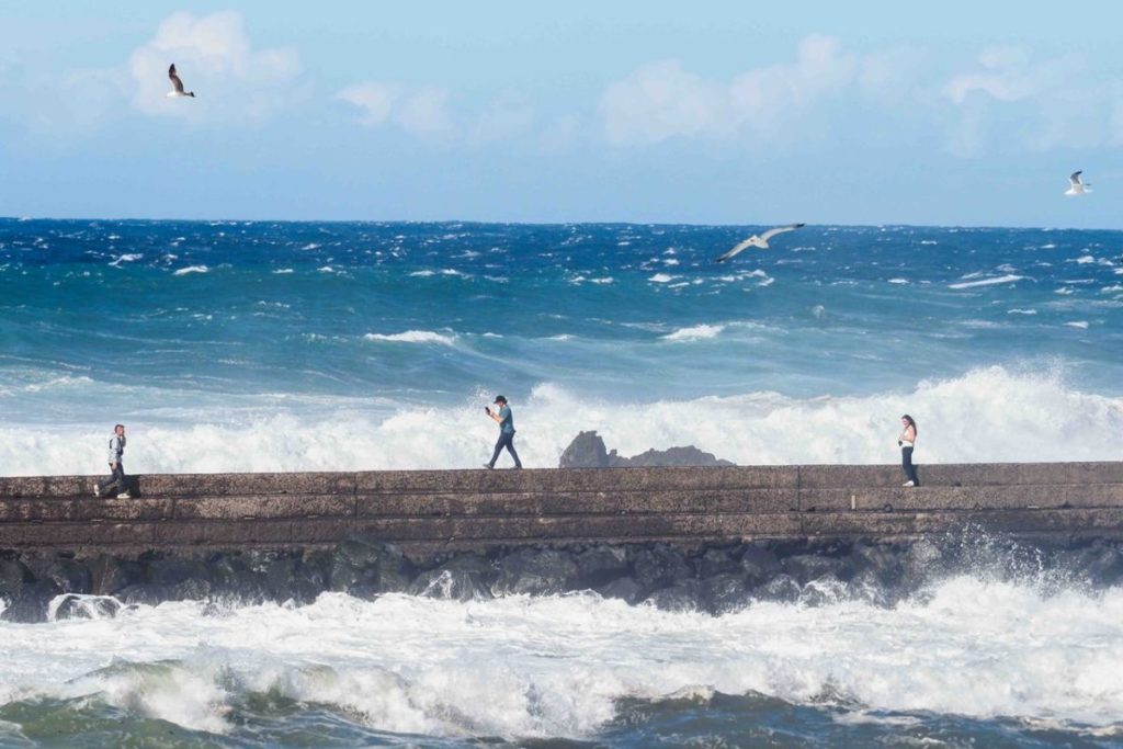 Olas de hasta cinco metros en Puerto de la Cruz. | Sergio Méndez