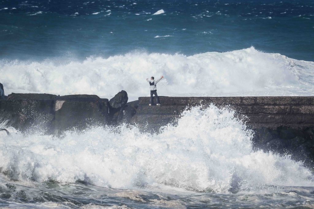 No aprenden: la temeridad de algunos con el mar bravo en Tenerife les puede costar muy caro