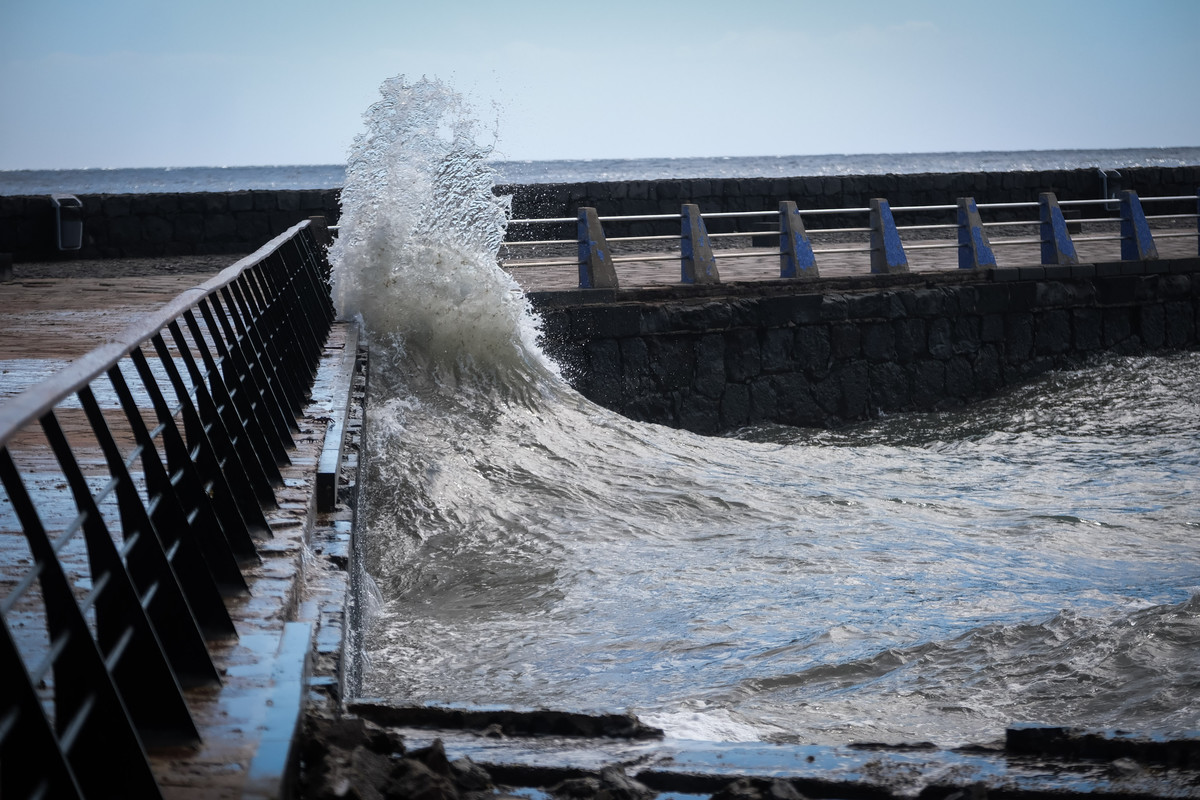 El viento, el oleaje y las mareas vivas mantienen en alerta a los pueblos costeros.