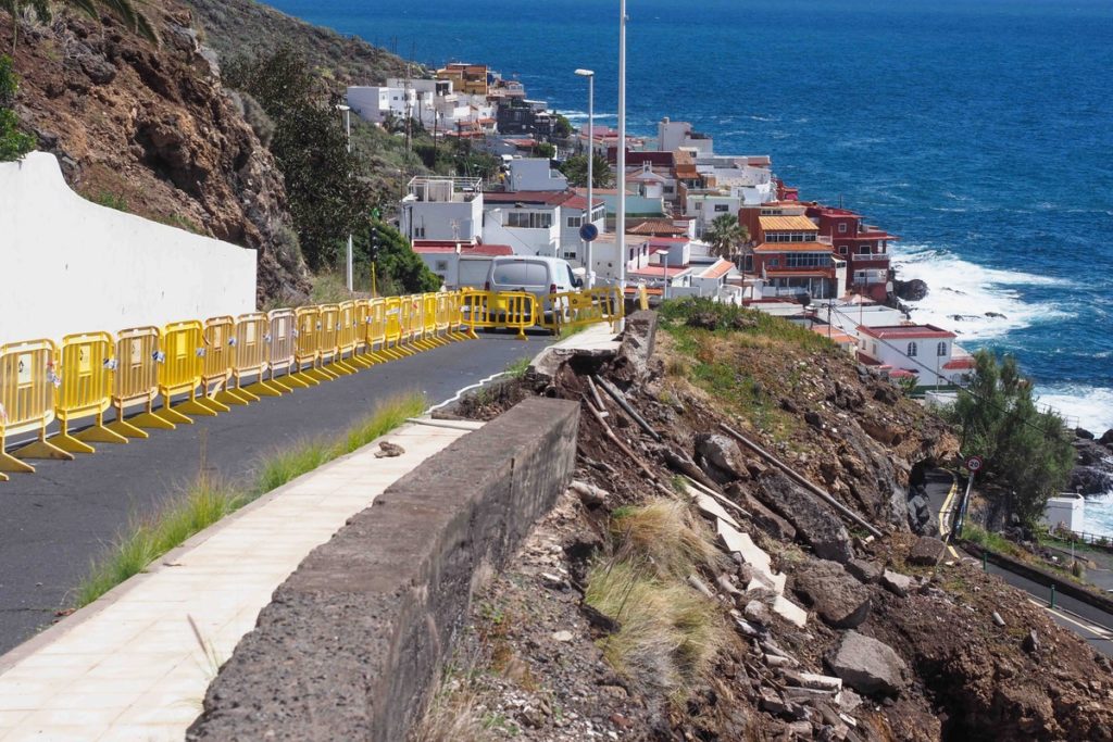 Derrumbe de parte de la carretera de acceso a Bocacangrejo. | Sergio Méndez
