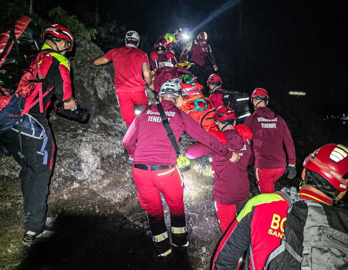 Rescatan a un hombre tras caer 50 metros en Los Gigantes bajo el temporal. | Bomberos de Tenerife