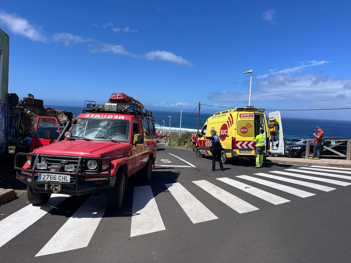 Imprudencia temeraria en Tenerife: se lanza en parapente pese a la borrasca y se salva por poco de morir ahogado