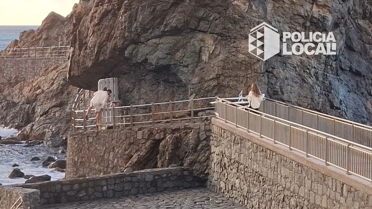 La Policía Local tiene que convencer a un turista que aplace su pedida de mano en Roque de Las Bodegas ante el riesgo por oleaje