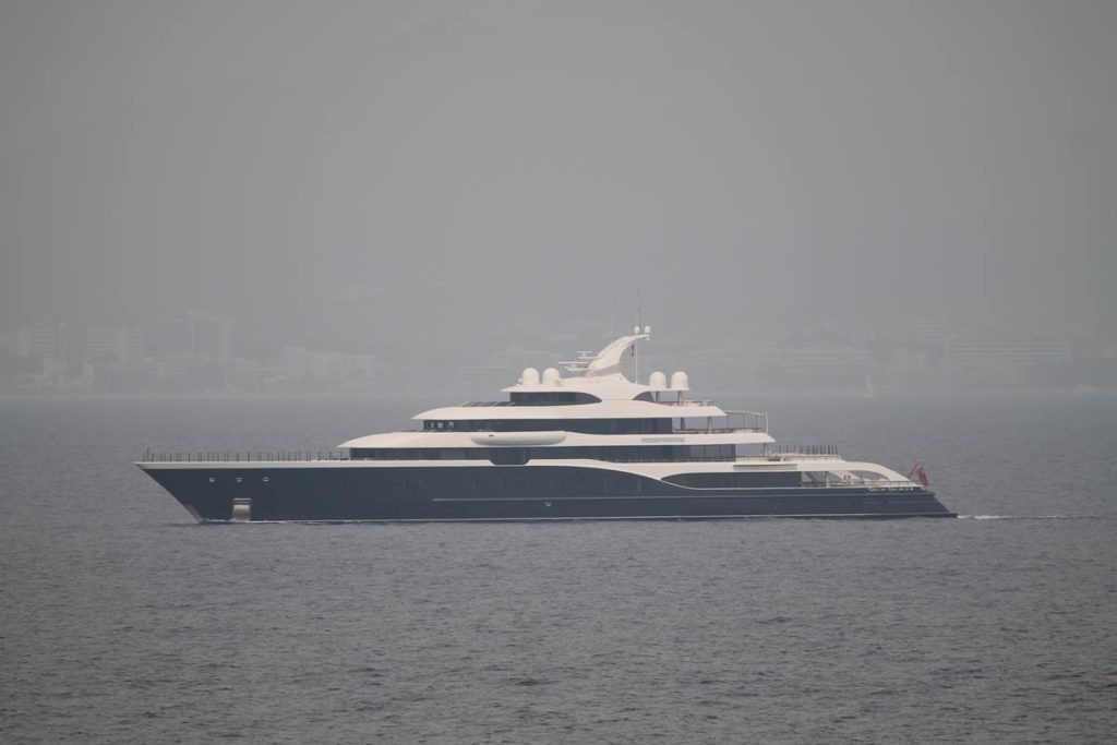 El yate Symphony revoluciona Santa Cruz de Tenerife: el gigante de Louis Vuitton ya está en la isla