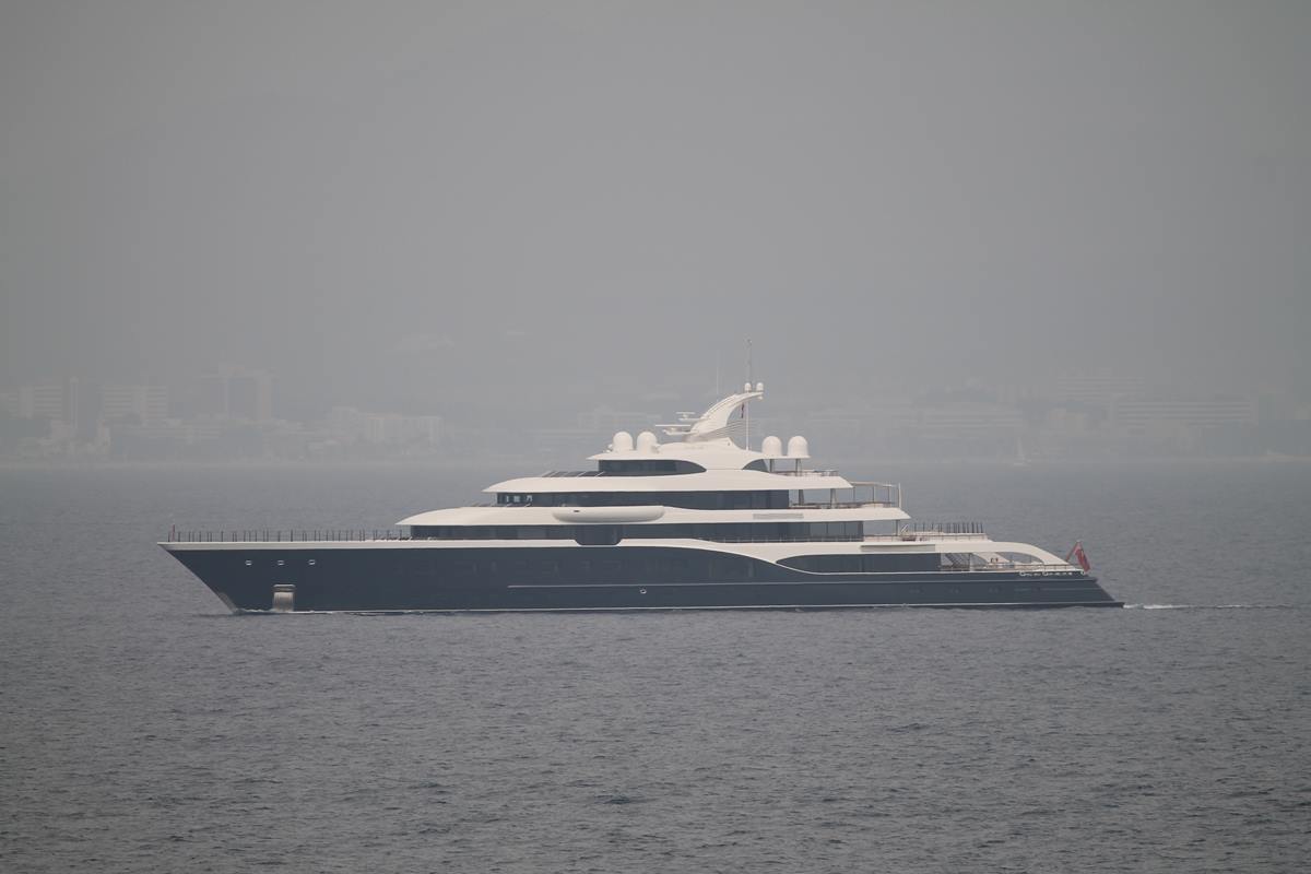 El yate Symphony revoluciona Santa Cruz de Tenerife: el gigante de Louis Vuitton ya está en la isla